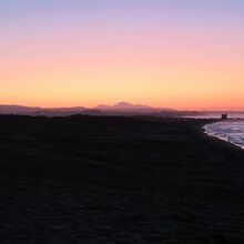 とうとう砂丘の上に着いたら、素敵な夕陽で色が変化する砂丘が！