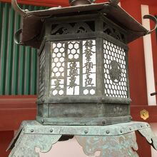 徳川三代将軍綱吉が奉納した釣灯籠