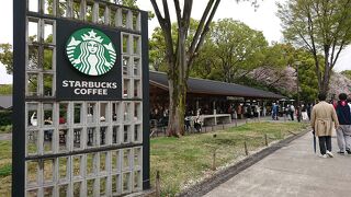 上野公園の真ん中にある