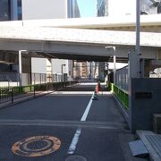 橋の下と上に高速道路が通っています。