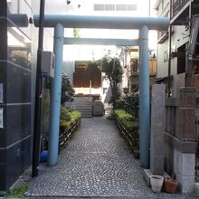 奥に社殿があります。