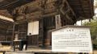 お堂の前に西行桜！