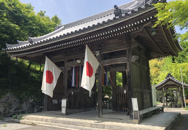 686年持統天皇の勅命により開山、その後801年に空海が再興した由緒ある寺