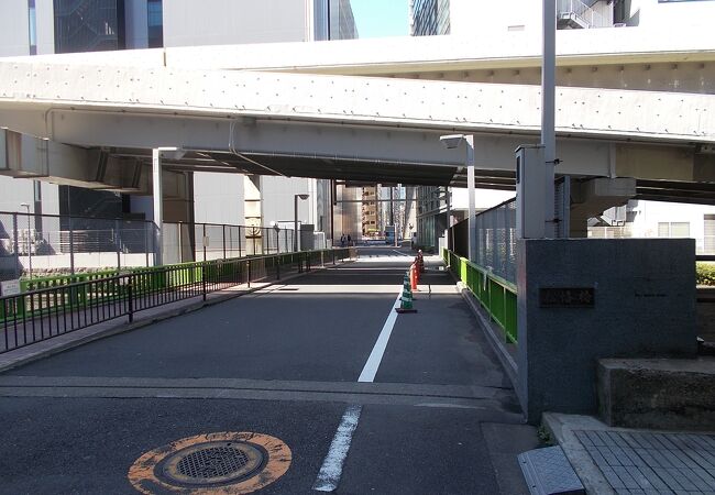 橋の下と上に高速道路が通っています。