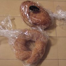 カレーパンとシナモンシュガーをかけたパン