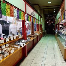 横丁のような参道が奥に続き…、