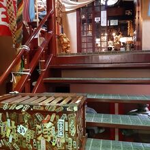 …一番奥にお不動さんと…、