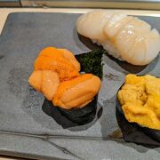 新千歳空港でお寿司を食べるのなら「札幌シーフーズ」内にある立ち食い寿司屋「五十七番寿し」！