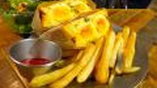 Cafe where you can enjoy a variety of egg dishes, and for people who enjoy chatting with friends or couples