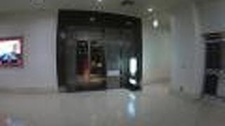 那覇空港内のカードラウンジで休憩