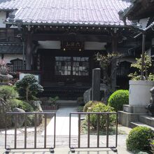 右側が日荷堂です