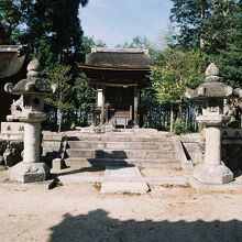 志那神社、本殿・摂社八幡社・摂社白山社。