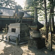 志那神社石製宝塔と神馬。