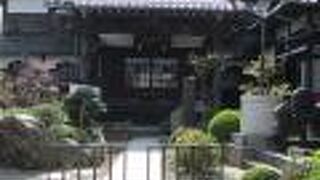 日荷上人がお祀りされています