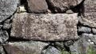 で を 名古屋 か 積 石垣 何と 通称 の に 最も もの 石材 まれ 呼ぶ の た 大きい 中 城内