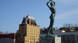 欄干上の裸婦像