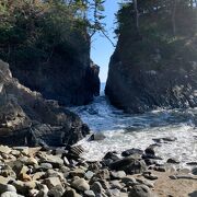 岩の間から荒波が押し寄せる迫力に圧倒されました