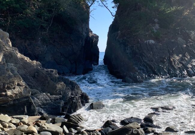 岩の間から荒波が押し寄せる迫力に圧倒されました