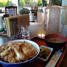 かつ丼、旨し。