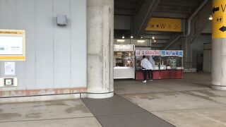 ビジター側の　売店は　寂しいものでしたが。