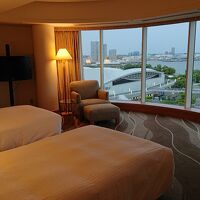 客室の寝室の窓から広がる横浜港と観覧車の景色、最高。