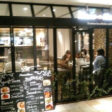 ガラスで囲まれたお洒落な空間です