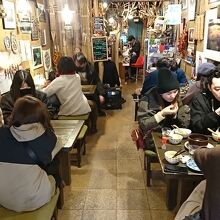 奥に長い店内