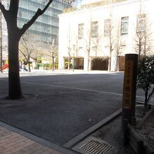 公園の様子です。奥の建物が京橋プラザ区民館です。