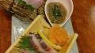 新鮮な地魚の刺し盛がお奨め