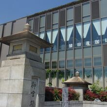 バックの新駅ビルが煩いが、石造りの古典的装飾が良い