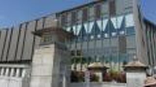 表参道が山手線を渡り、明治神宮に入る入口を飾る古典的装飾を残した橋