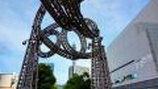 かなり大きな作品　クイーンズタワーAとランドマークプラザの間に　あるモクモクワクワクヨコハマヨーヨー