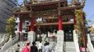 中華街のシンボル関帝廟、前の関帝廟通り安くて美味い店多し