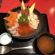 大満足の海鮮丼