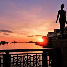 夕陽に映える春の像