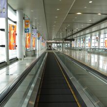 構内北口の南北自由通路にオートウォーク（動く歩道）