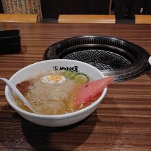 小冷麺＋ライスの欲張りセット８８０円がありがたい。