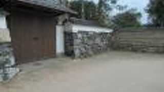 素敵な塀の通り