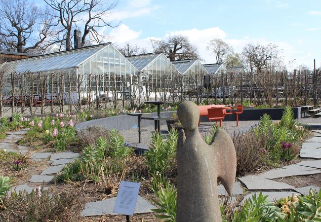 美しい庭園の中にあるカフェ