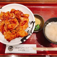 フライト前に食べたくなる豚丼！