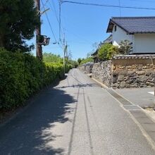 遠くから見ると、行き止まりのようにも見えます。