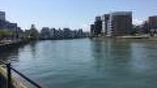 市内の中心を流れる川