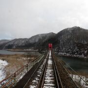 湖岸を走る景色のいい路線。