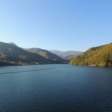 秋のオタルナイ湖の美しい紅葉