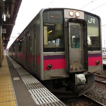 横手駅にて701系。