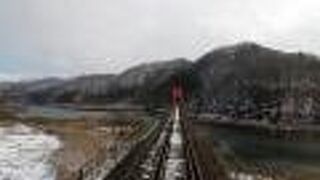 湖岸を走る景色のいい路線。