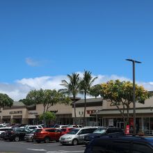 中央の駐車場を囲む店舗