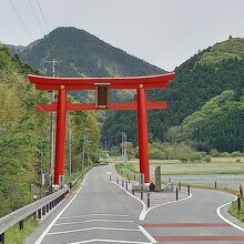 赤い木製の大鳥居は、高さ１０．５m、幅７メートルと東北