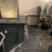 広い風呂もある。