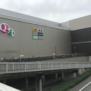 TX駅上のショッピングモール。